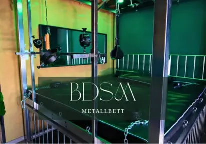 BDSM Metallbett Studio Verdant Obscura