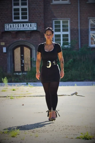 Domina Djinny Hamburg BDSM Studio versteckte Orte